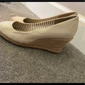 Wedge close toed shoes